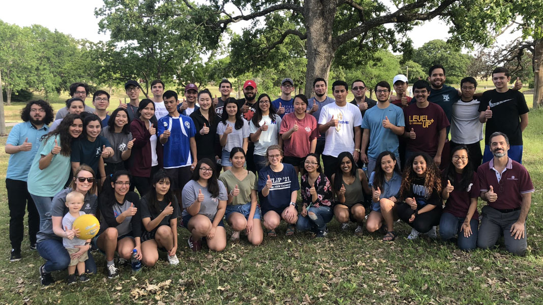 Aggie Leadership scholar students giving a thumbs up