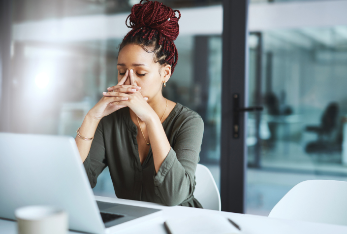 Girl looking stressed, in front of her computer 