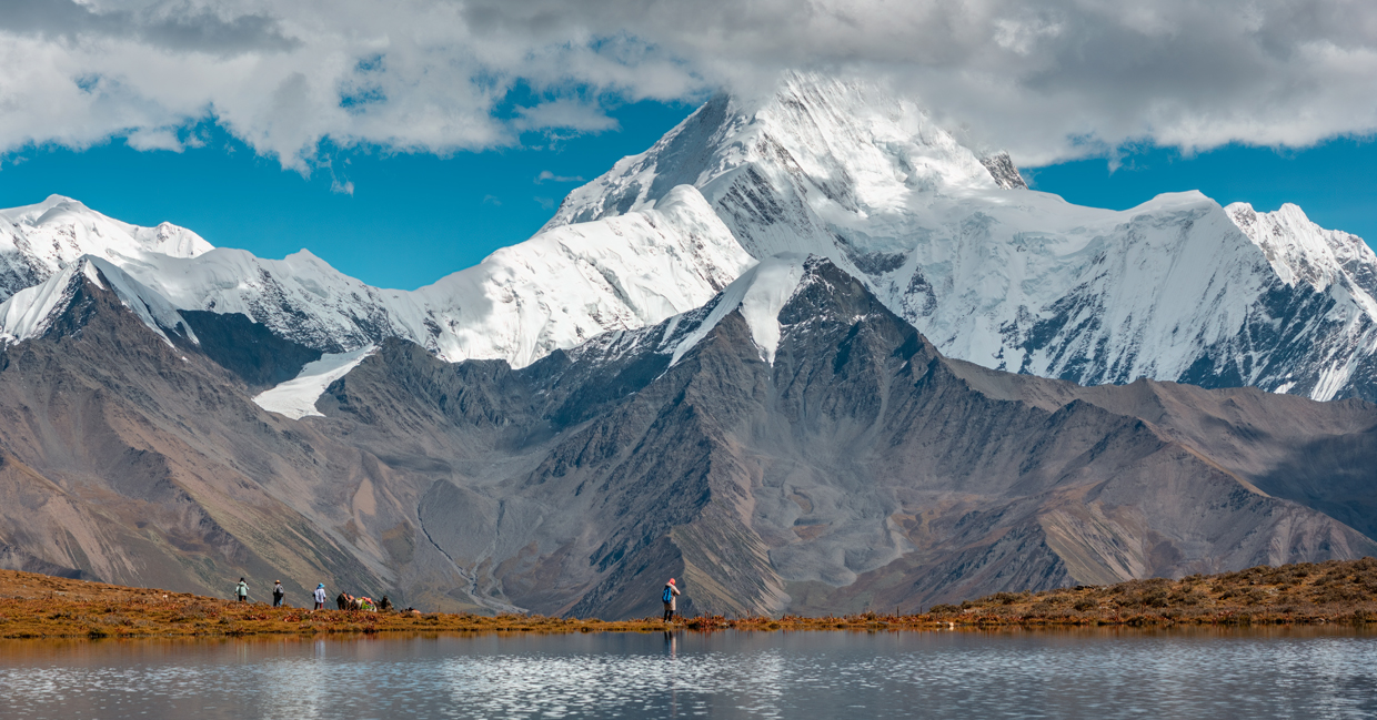 Snowy mountains and lakes in the eastern Tibetan plateau region